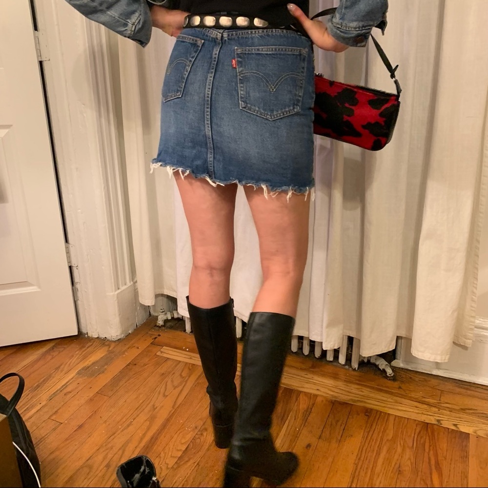 Levis Jean Denim High Waisted Mini Skirt w Frayed Hem Pockets Belt Loops sz 26 - Picture 14 of 16